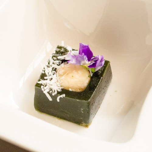 KRÉMOVÁ RAJČATOVÁ POLÉVKA S BAZALKOVÝM ŽELÉ A PARMEZÁNEM