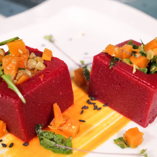 PYRÉ Z ČERVENÉ ŘEPY A POMERANČE S DÝŇOVOU SALSOU, SYPANÉ PINIOVÝMI OŘÍŠKY